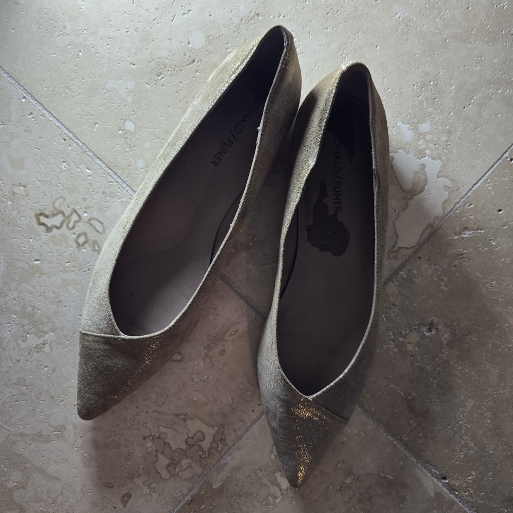 Donald J. Pliner Gold Women's  Pointed Toe Flats SZ 8.5 - Picture 2 of 9